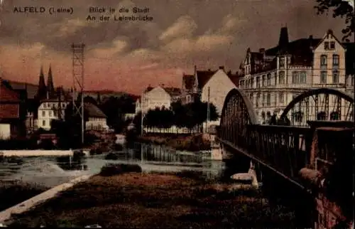 Ak Alfeld an der Leine, An der Leinebrücke, Stadtblick