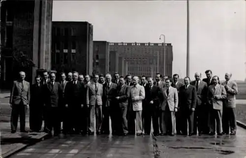 Foto Ak Wolfsburg in Niedersachsen, VW Volkswagen Werk, Gruppenbild