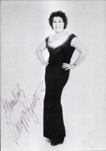 Ak Schauspielerin Margit Symo, Standportrait in schwarzem Kleid, Autogramm