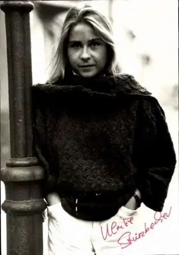 Ak Schauspielerin Ulrike Stürzbecher, Standportrait, Autogramm