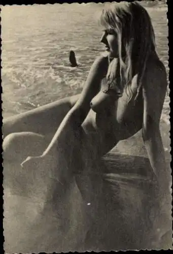 Foto Frauenakt, nackte Frau am Wasser, Busen