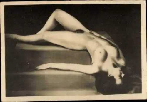 Foto Frauenakt, nackte Frau auf einer Treppe liegend