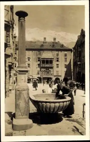 Ak Innsbruck in Tirol, Herzog Friedrichstraße, Goldenes Dachl, Brunnen