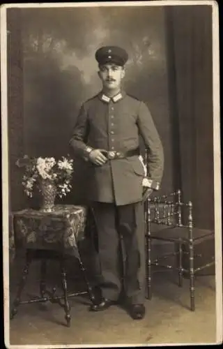 Foto Ak Berlin, Deutscher Soldat in Uniform, Standportrait, I WK