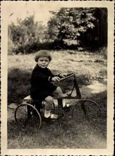 Foto Mädchen fährt Dreirad, Portrait