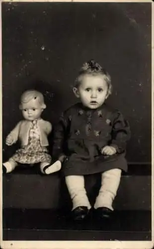 Foto Mädchen und Puppe, Portrait