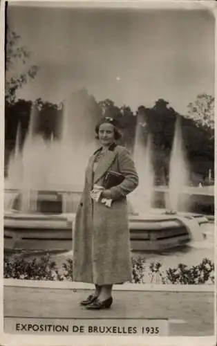 Foto Ak Brüssel, Exposition 1935, Frau vor Wasserfontänen, Springbrunnen