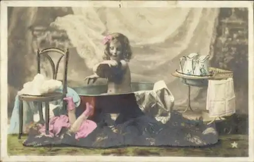 Ak Mädchen in der Badewanne, Puppe liegt davor