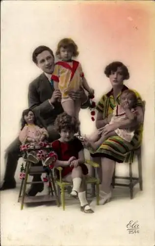 Ak Familie mit Puppe, Kinder