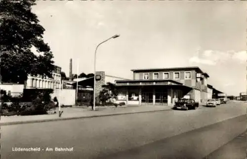 Ak Lüdenscheid im Märkischen Kreis, Bahnhof, Autos