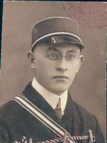 Studentika Foto Ak Portrait eines Studenten in Uniform, Mütze, Brille