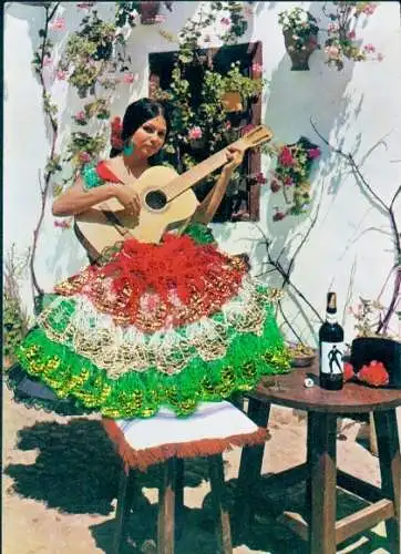 Stoff Ak Spanische Tracht, Frau spielt Gitarre, Weinflasche
