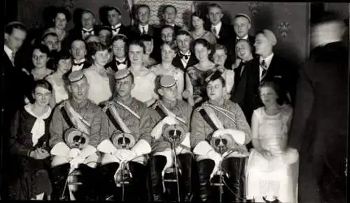 Studentika Foto Gruppenbild der Studenten in Uniformen, Säbel