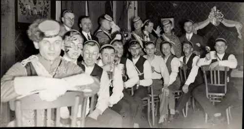 Studentika Foto Gruppenbild der Studenten in Uniformen, Fest