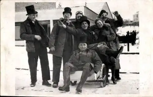 Foto Ak Gruppenbild, Zylinder, Schnee