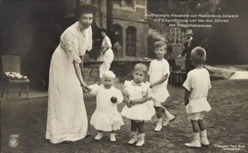 Ak Großherzogin Alexandra von Mecklenburg Schwerin mit Friedrich Franz, Söhne des Kronprinzen