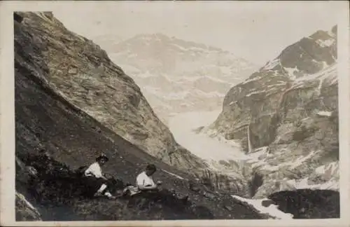 Foto Ak Zwei Wanderer, Rast, Gebirge, Bergspitze