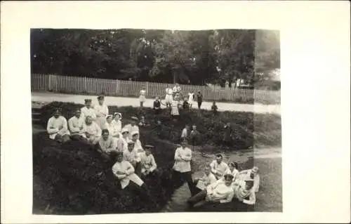 Foto Ak Deutsche Soldaten und Krankenschwestern, Lazarett 1. WK, Juli 1915