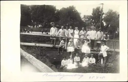 Foto Ak Deutsche Soldaten und Krankenschwestern, Lazarett 1. WK, Juli 1915