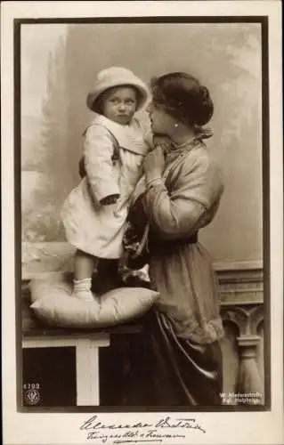 Ak Prinzessin August Wilhelm von Preußen, Alexandra Viktoria, Prinz Alexander Ferdinand, NPG 4792