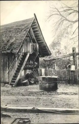 Ak Lüneburger Heide, Treppenspeicher, Ziehbrunnen aus dem 16. Jahrhundert