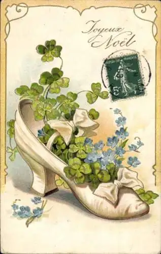 Präge Ak Glückwunsch Weihnachten, Damenschuh, Kleeblätter, Vergissmeinnichtblüten