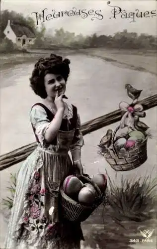 Ak Glückwunsch Ostern, Frau mit Ostereiern im Korb