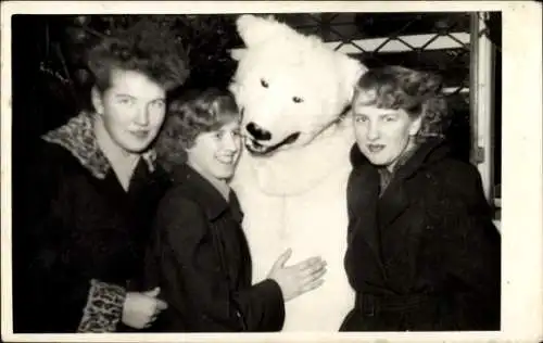 Foto Berlin, Frauen und Person im Eisbärenkostüm auf dem Weihnachtsmarkt 1953