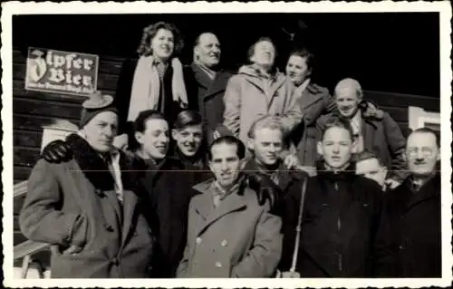Foto Ak Gruppenaufnahme vor Zipfer Bier Reklameschild