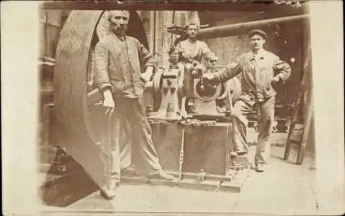 Foto Ak Arbeiter an einer Maschine