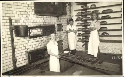 Foto Ak Bäcker in der Backstube, Brote