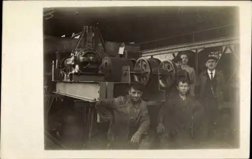 Foto Ak Fabrikarbeiter an einer Maschine