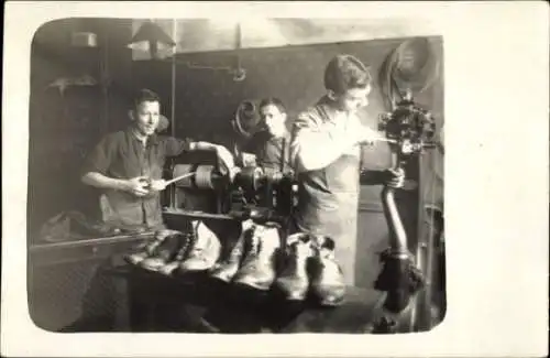 Foto Ak Schuster ? bei der Arbeit, Maschinen