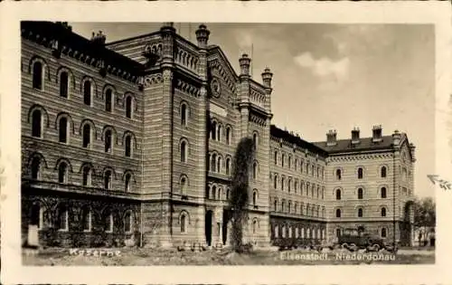 Ak Eisenstadt im Burgenland, Die Kaserne von außen gesehen