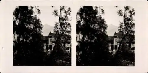Stereo Foto Teilansicht einer Ortschaft, Berge im Hintergrund