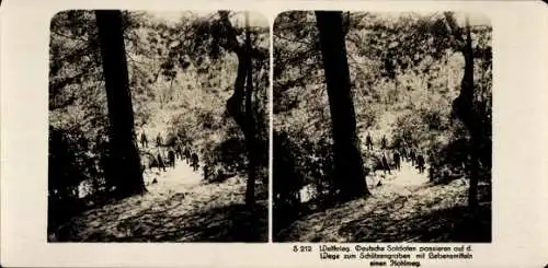 Stereo Foto Dt. Soldaten mit Lebensmitteln auf dem Weg zum Schützengraben, I WK