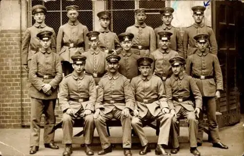 Foto Ak Saarbrücken im Saarland, Deutsche Soldaten in Uniformen