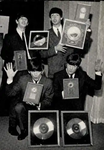 Ak Musikgruppe The Beatles, John, Paul, George, Ringo, Goldene Schallplatten, Auszeichnungen