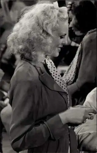 Foto Filmszene aus "Wir tanzen um die Welt", Schauspielerin Charlotte Thiele, Mantel