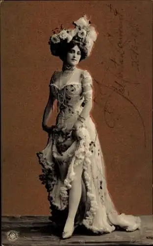 Ak Standportrait einer Frau, Kleid, Hut mit Blumen, Schmuck