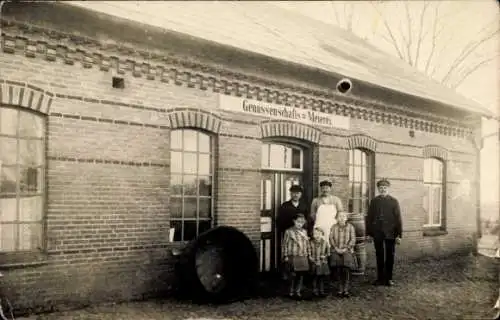 Foto Ak Männer und Kinder vor einer Genossenschafts-Meierei