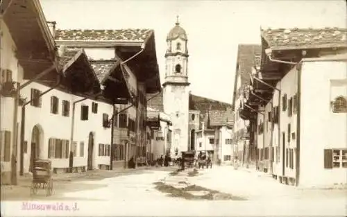 Foto Ak Mittenwald in Oberbayern, Straßenpartie, Kirche