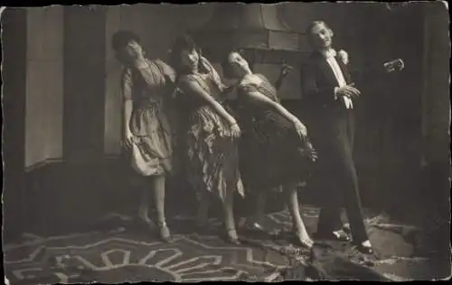 Foto Ak Mann und drei Frauen beim Tanzen