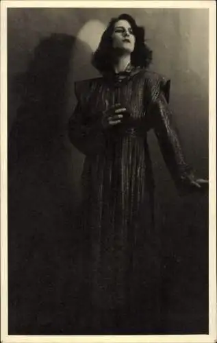 Foto Ak Standportrait einer Frau, Tänzerin ?