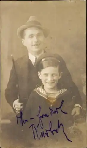 Foto Ak Mann und Junge im Matrosenanzug, Portrait, Kurbecke ?, Autogramm