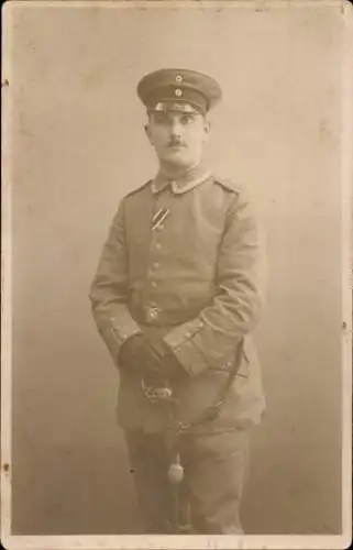 Foto Ak Berlin, Deutscher Soldat in Uniform, Standportrait