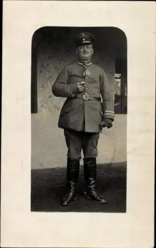 Foto Ak Deutscher Soldat in Feldgrau, Uniform, EK, Stiefel, Schirmmütze