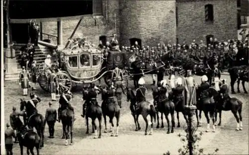 Foto Ak Opening Staten Generaal, Niederländische Politiker, Königsfamilie, Kutsche