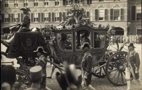 Foto Ak Opening Staten Generaal, Königsfamilie, Kutsche, Königin Wilhelmina, Prinz Hendrik