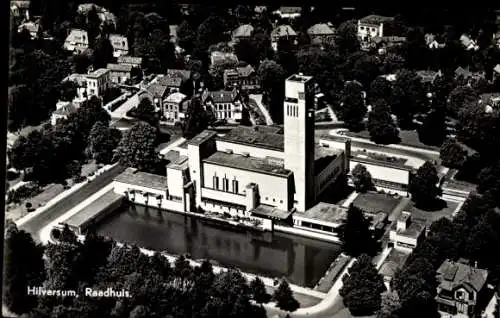 Ak Hilversum Nordholland Niederlande, Rathaus, Fliegeraufnahme